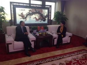 鄺遠(yuǎn)平與河南省工商聯(lián)副主席、鄭州市工商聯(lián)主席薛景霞